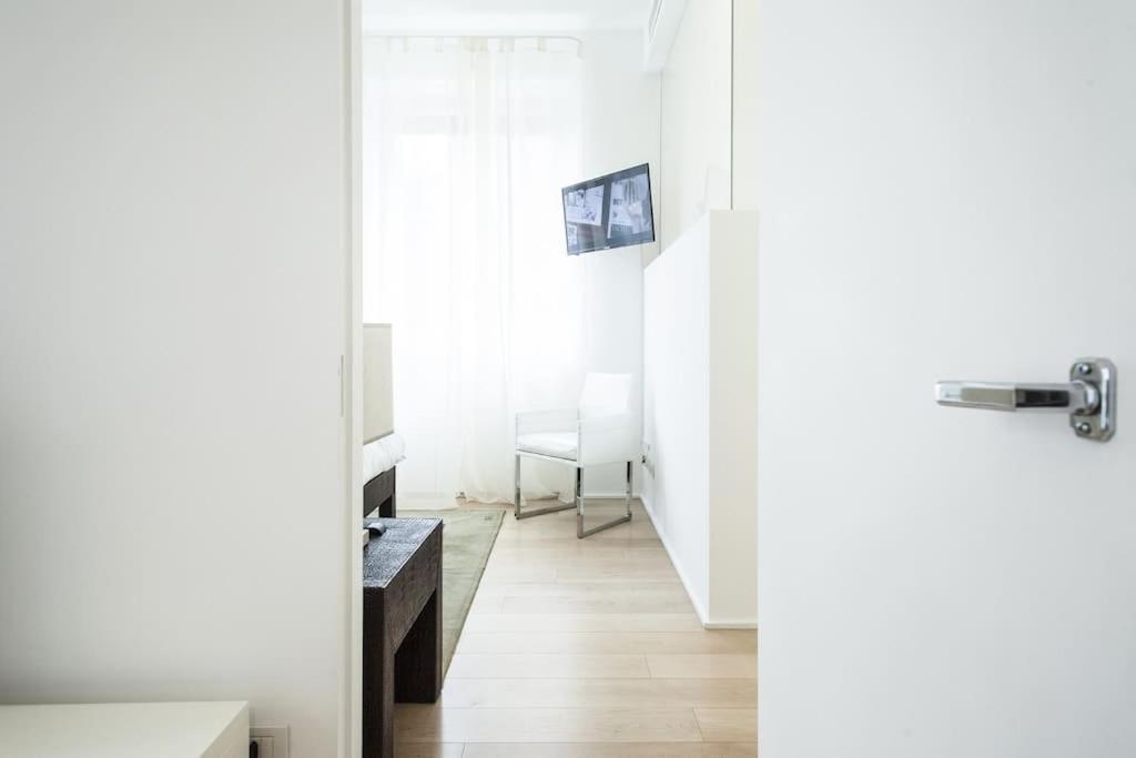 Charming Home Near Duomo Milan Bagian luar foto
