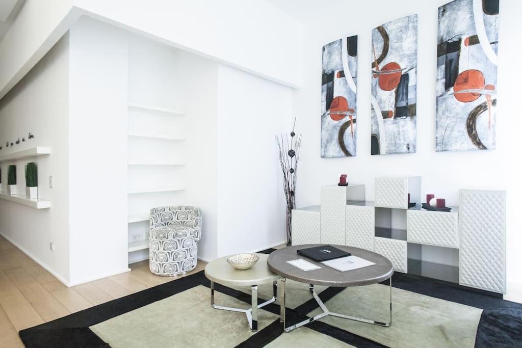 Charming Home Near Duomo Milan Bagian luar foto