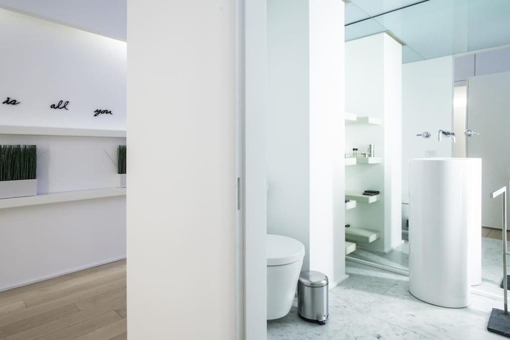 Charming Home Near Duomo Milan Bagian luar foto