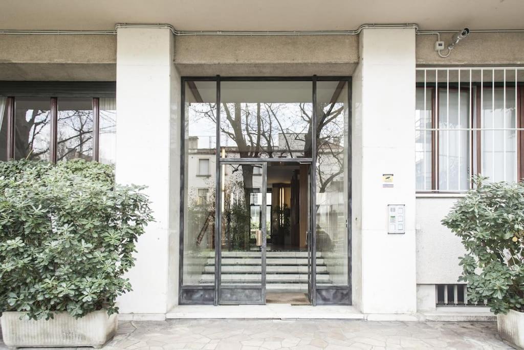 Charming Home Near Duomo Milan Bagian luar foto